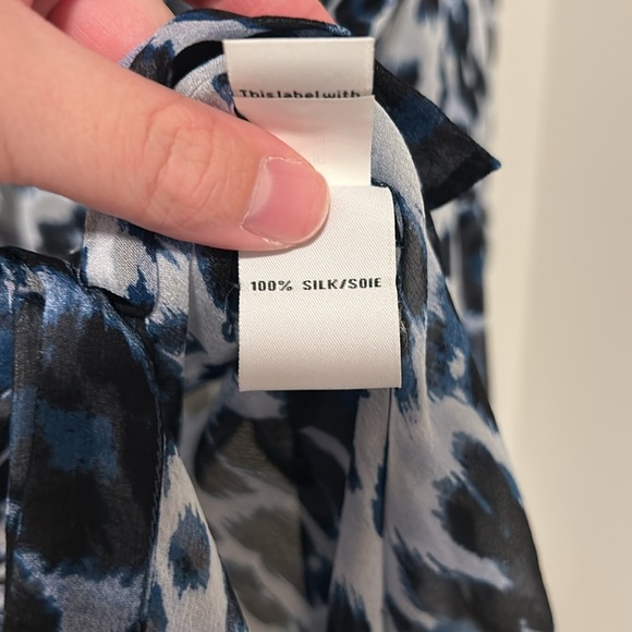 Diane Von Furstenberg Blue Cheetah Printed 100% Silk Lorelei Blouse Size 8 - Picture 3 of 4